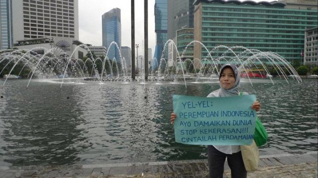Menampilkan Yel-yel Perdamaian