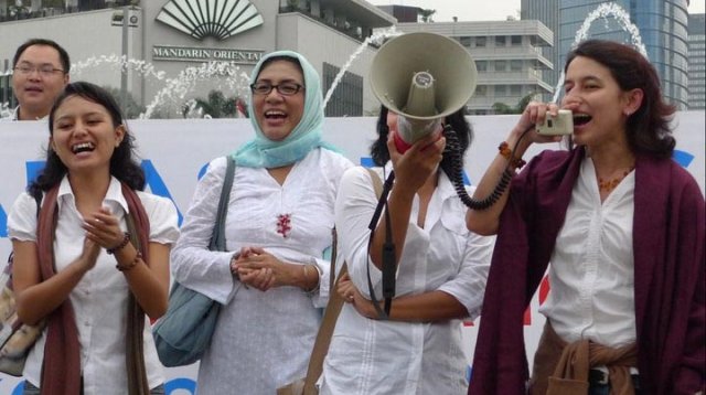 Ibu Sitha sedang berorasi sekaligus memimpin lagu Garuda di Dadaku